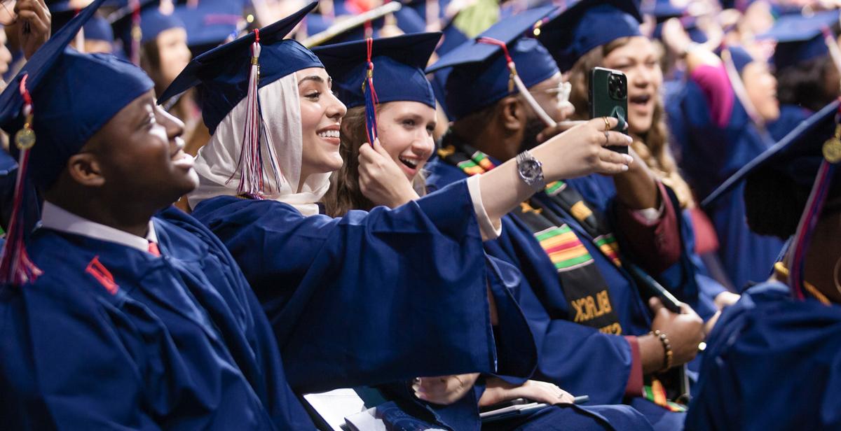 十大玩彩信誉平台的毕业生在美国米切尔中心参加2022年秋季毕业典礼. 