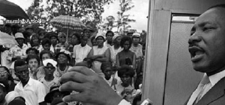 Dr. Martin Luther King, Jr., speaks in Camden, 阿拉巴马州. 
Photo courtesy of Bob Adelman.